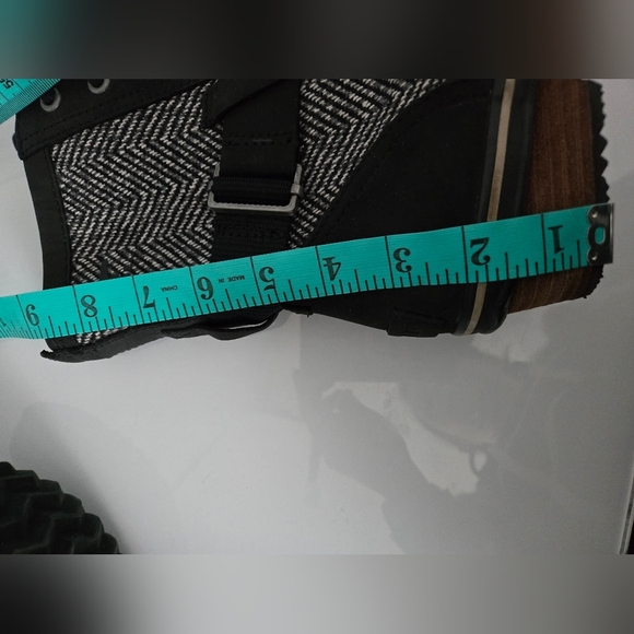 SOREL leather lace up slimboot in black and grey. SIZE 7 - Picture 7 of 13